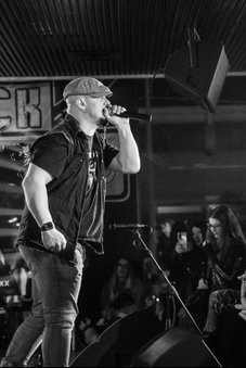 Eros vocalist degli Highway to Hell AC/DC tribute band